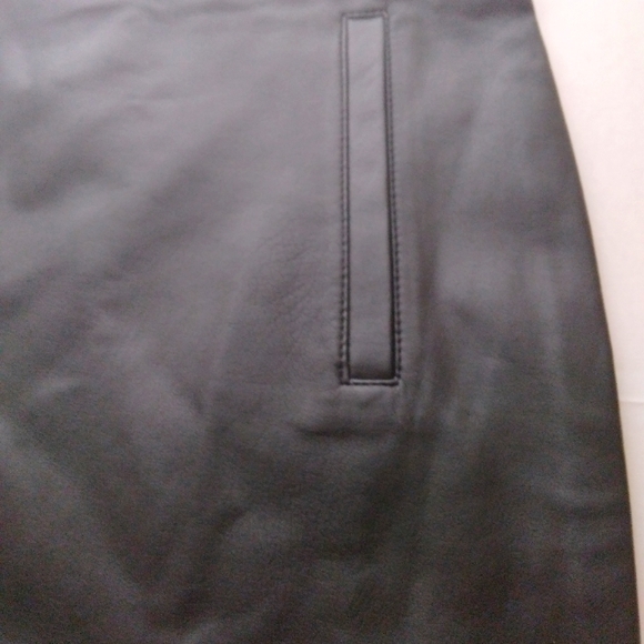Petite Juliet Chico's Faux Leather Front Black Crop Pant. - Picture 5 of 9